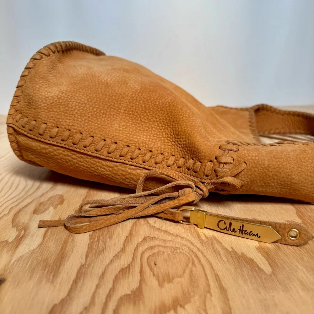 Cᴏʟᴇ Hᴀᴀɴ Rᴀʟᴇɪɢʜ Wʜɪᴘsᴛɪᴛᴄʜᴇᴅ Hᴏʙᴏ Bᴀɢ ɪɴ Cᴏɢɴᴀᴄ - Picture 8 of 16